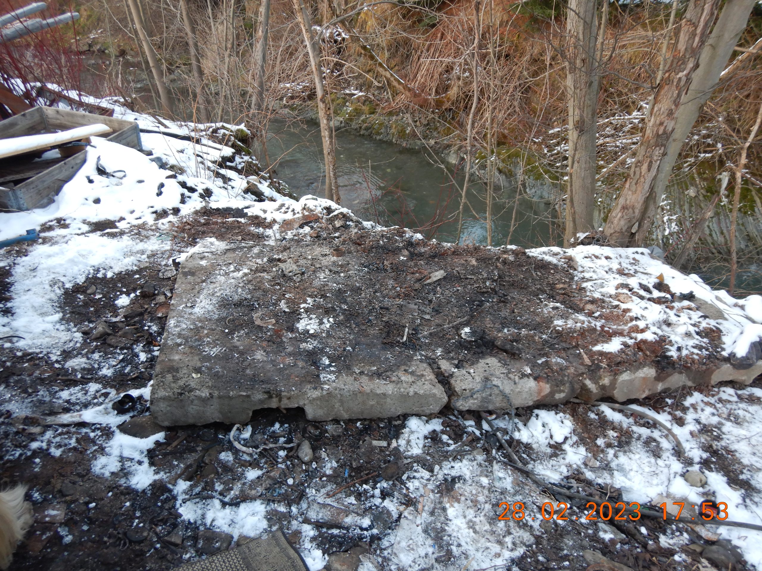 Połamana płyta betonowa na brzegu rzeki