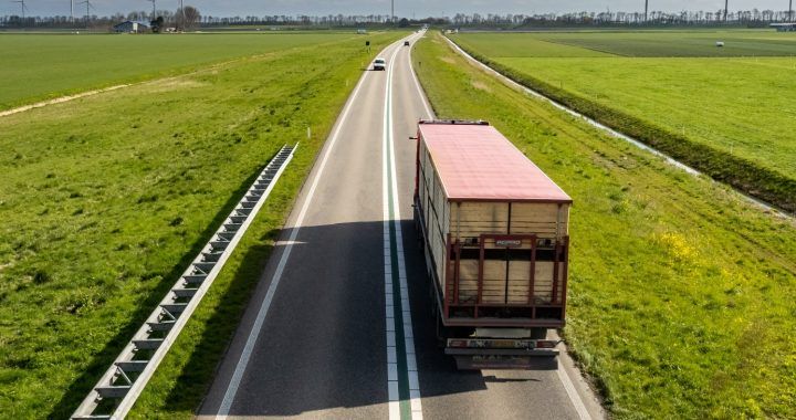 Droga samochodowa z ciężarówką jadącą