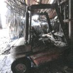 Widok zniszczonego wózka widłowego w środku zniszczonego budynku
