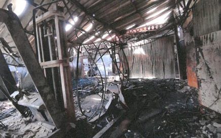 Na zdjęciu zniszczony budynek od środka